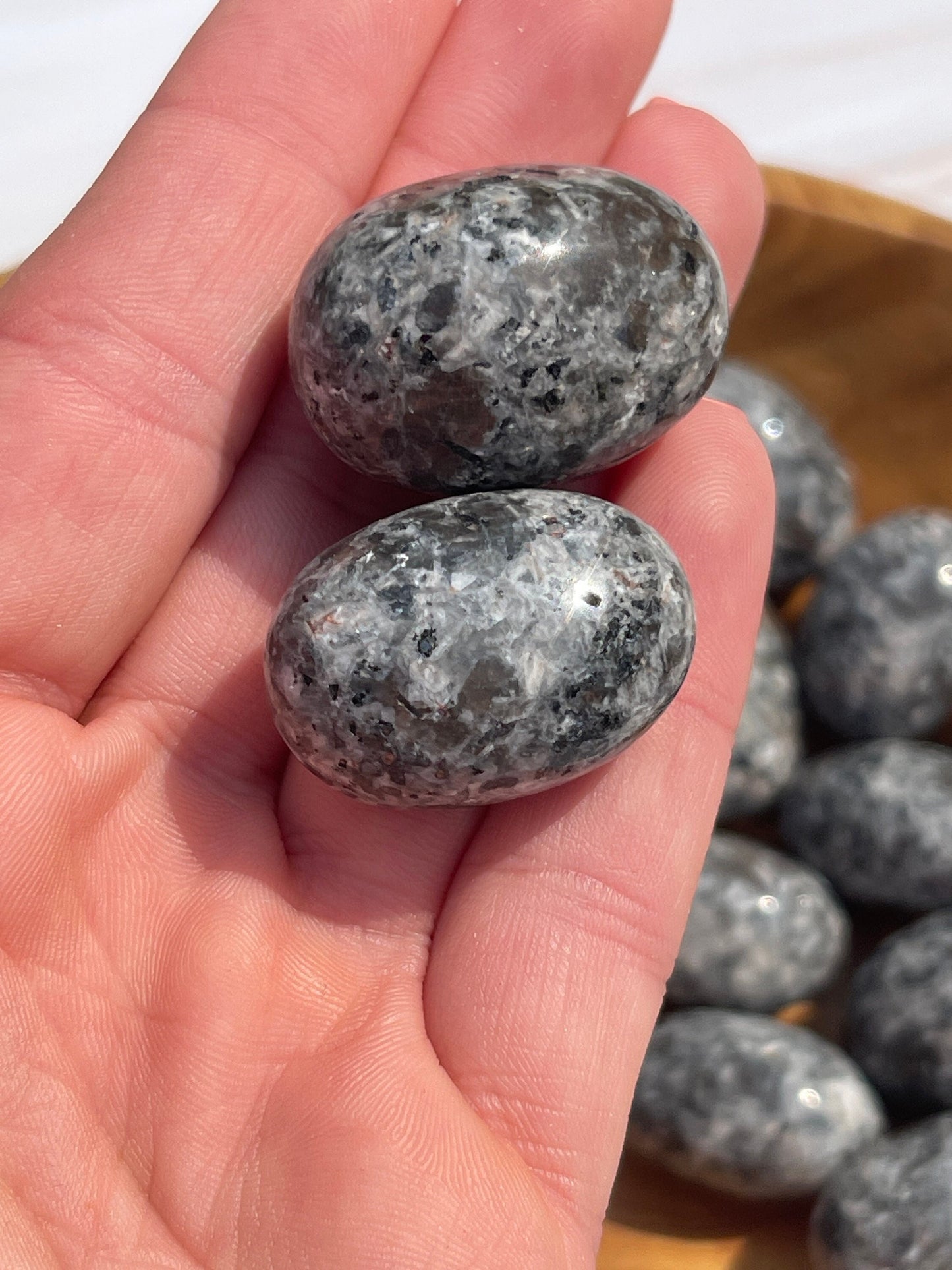 Yooperlite Tumbled Stone: UV Reactive Crystal Carving