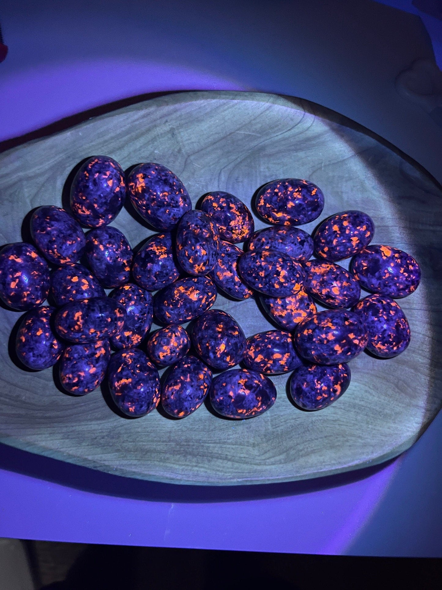 Yooperlite Tumbled Stone: UV Reactive Crystal Carving