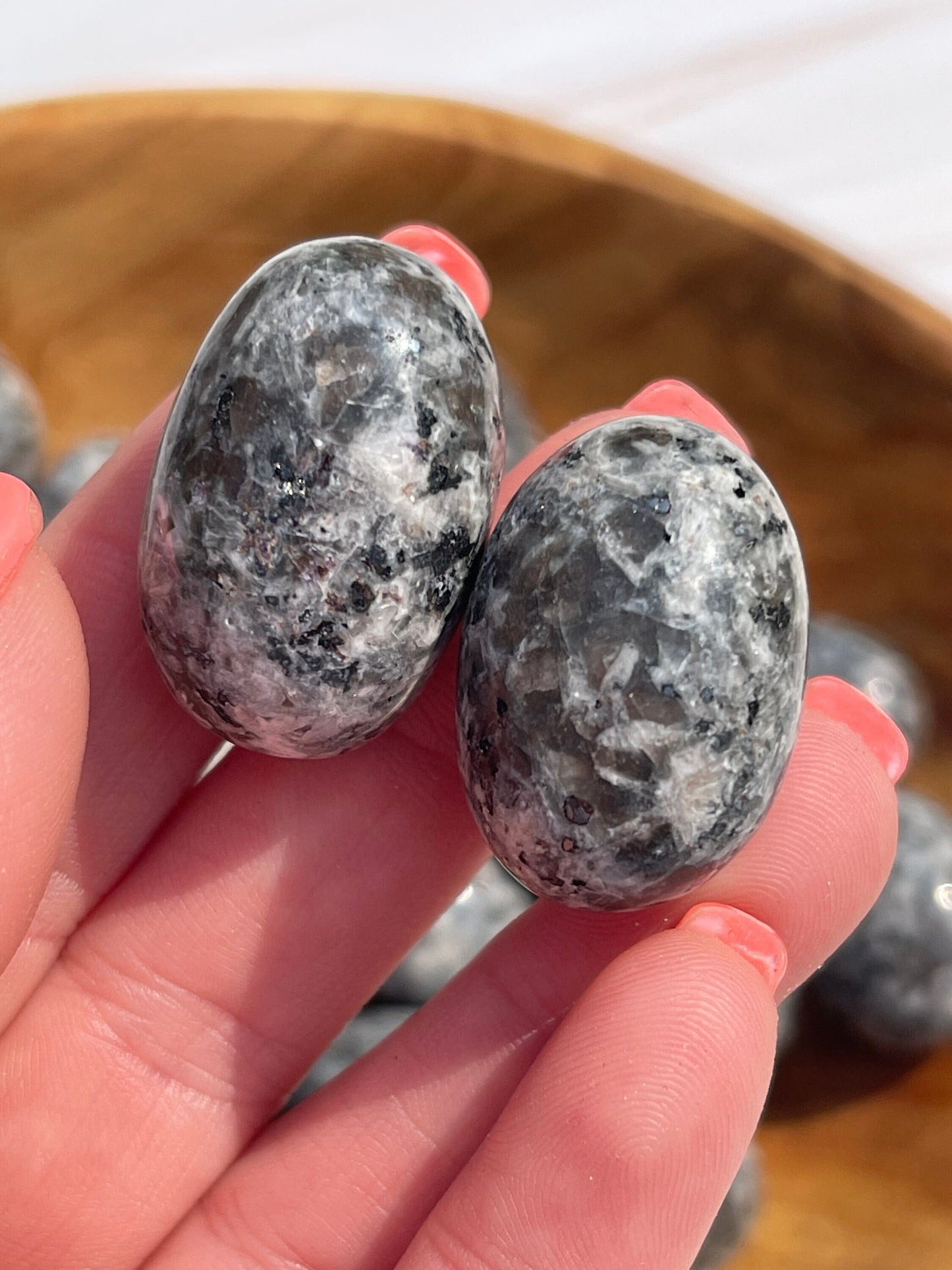 Yooperlite Tumbled Stone: UV Reactive Crystal Carving