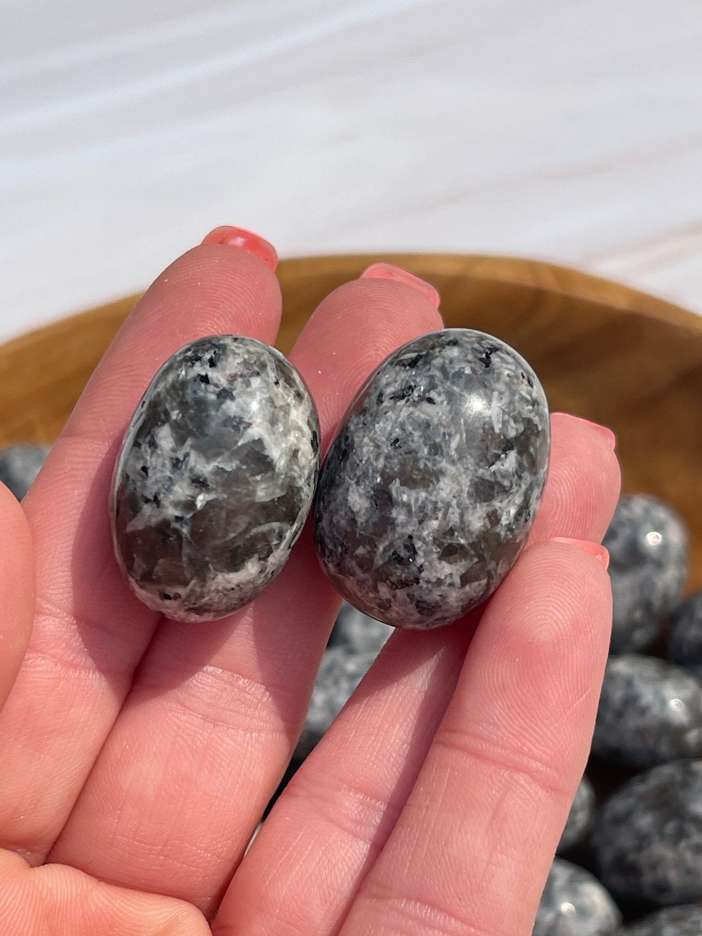Yooperlite Tumbled Stone: UV Reactive Crystal Carving